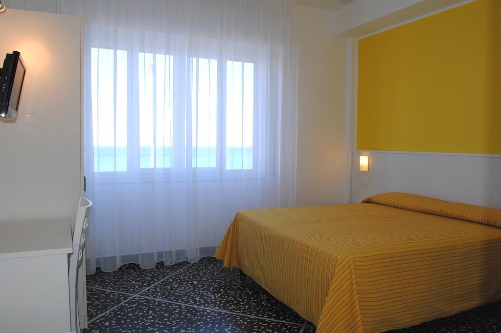 Hotel Bristol Laigueglia Szoba fotó