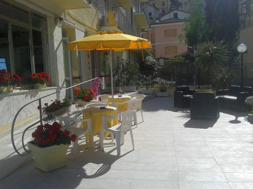 Hotel Bristol Laigueglia Kültér fotó