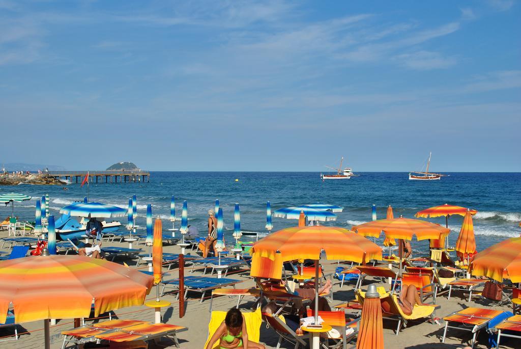 Hotel Bristol Laigueglia Kültér fotó